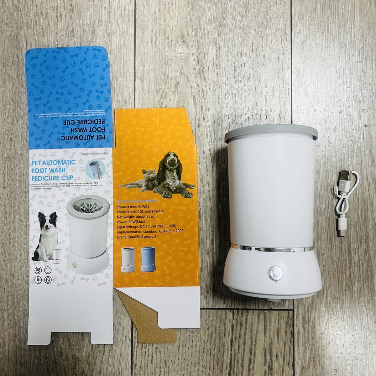 Electric pet paw washer with USB-C cable, product packaging and automatic paw-cleaning chamber for dogs and cats